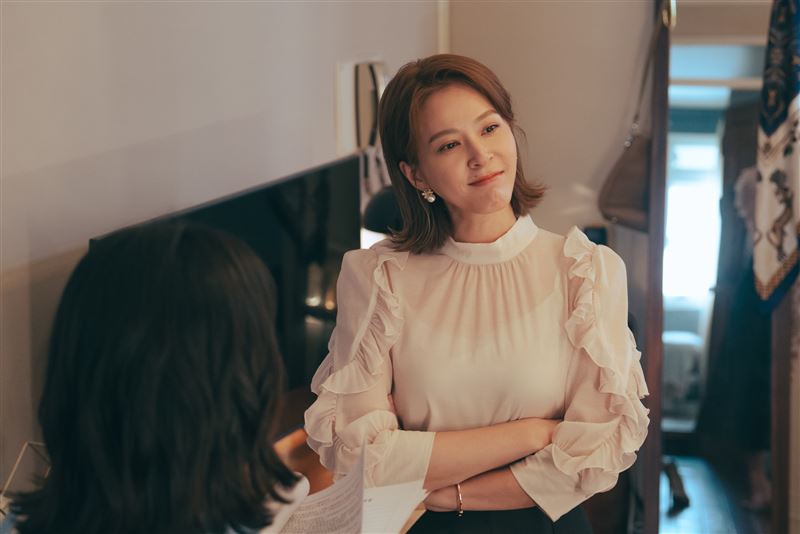 蘇晏霈飾演雙面女租客騙租，穿著名貴品牌。（圖／公視台語台 提供）