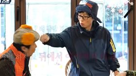 劉在錫無預警朝來賓揮拳。（圖／翻攝自YouTube）