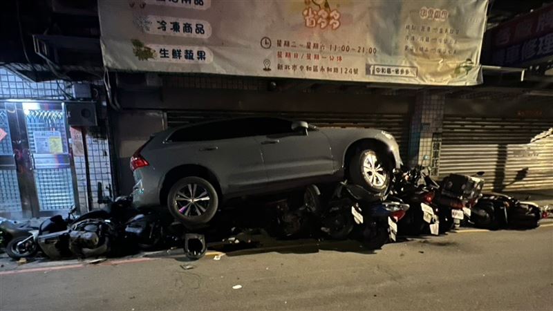 陳姓男子駕駛Volvo休旅車連撞13輛機車的現場。（圖／翻攝畫面）