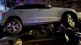 陳姓男子駕駛Volvo休旅車連撞13輛機車的現場。（圖／翻攝畫面）