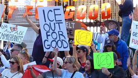 明州槍擊引發反彈 洛杉磯民眾上街抗議ICE執法明尼蘇達州37歲女性古德（Renee Good）近日遭移民暨海關執法局（ICE）探員槍擊事件延燒，洛杉磯民眾發起「ICE永遠滾蛋」（ICE Out For Good）示威。中央社記者林宏翰洛杉磯攝  115年1月11日