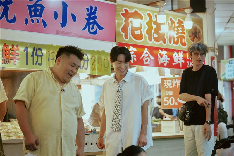 利特（右）與李元日一起逛漁港。(圖／客家電視台提供）