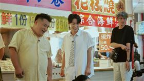 利特（右）與李元日一起逛漁港。(圖／客家電視台提供）