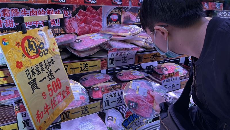 網友分享，唐吉訶德傍晚起陸續貼標，肉品區甚至出現買一送一優惠，吸引不少小資族卡位搶購。（示意圖／資料庫）