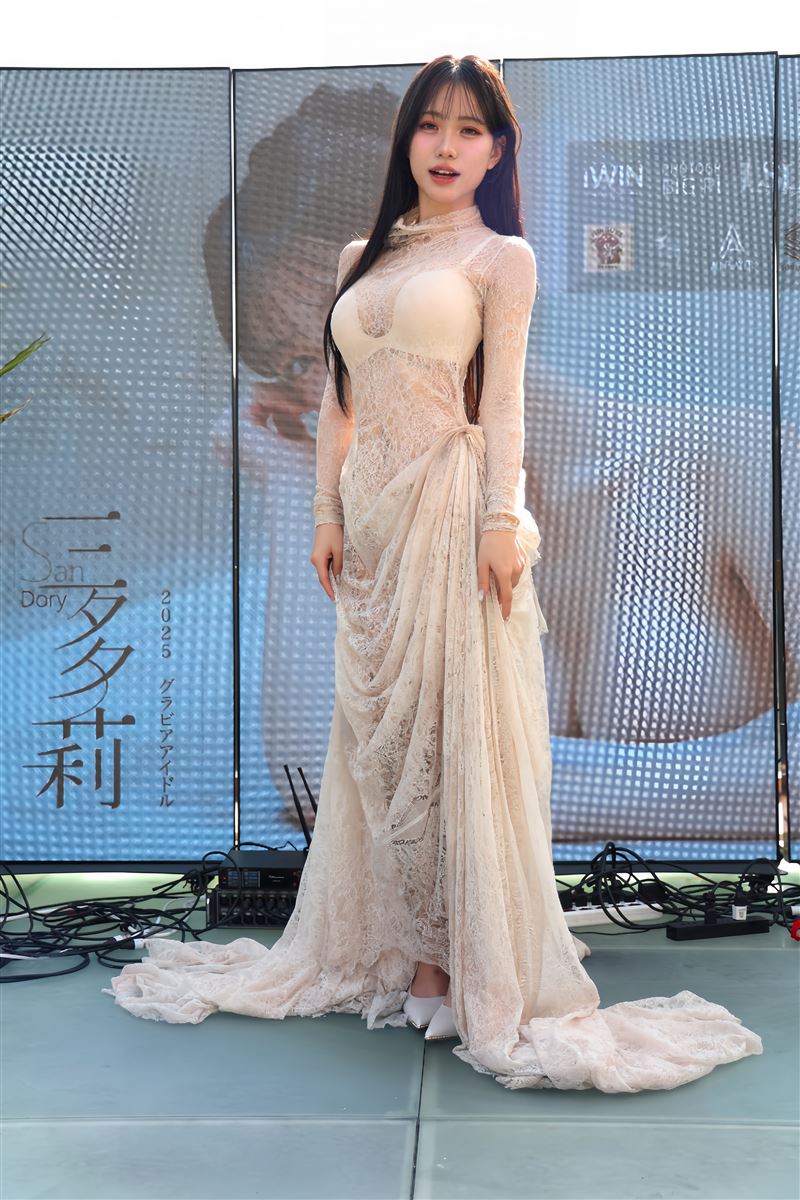 多莉Dory一身白色透膚蕾絲禮服，玲瓏身材一覽無遺。（圖／攝影龐文宏提供）