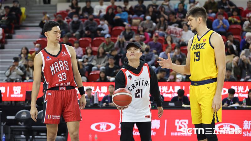 味全龍內野手李凱威幫戰神、特攻之戰開球。（圖／記者劉彥池攝影）