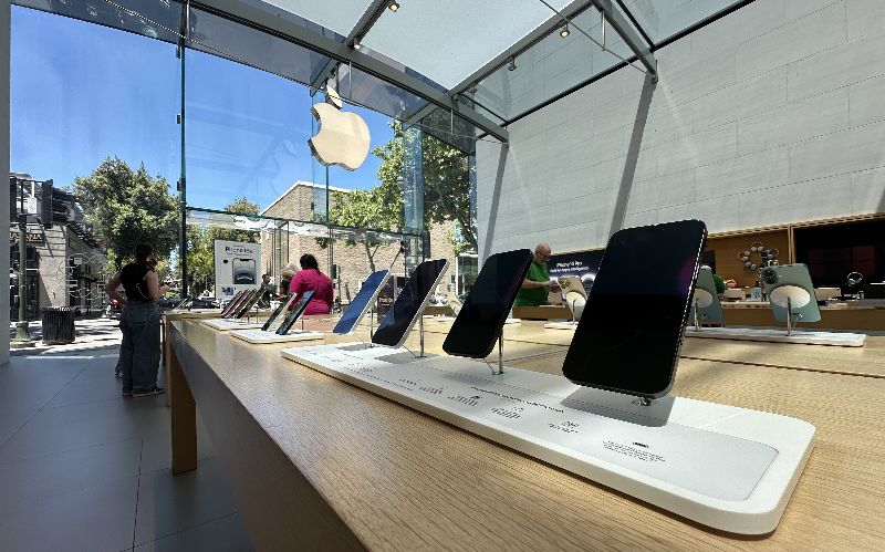 蘋果9日秋季發表會預期將發表高階機種iPhone Pro和iPhone Pro Max的升級新版。圖為加州的Apple Store。（中央社檔案照片）
