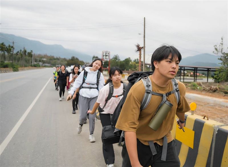 「公路上的公民課」50名青年徒步送暖花蓮，柏文實踐ESG攜手推動部落身心健康。（圖／翻攝畫面）