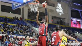 TPBL例行賽，台北戰神洋將史東籃下放進2分。（圖／記者劉彥池攝影）