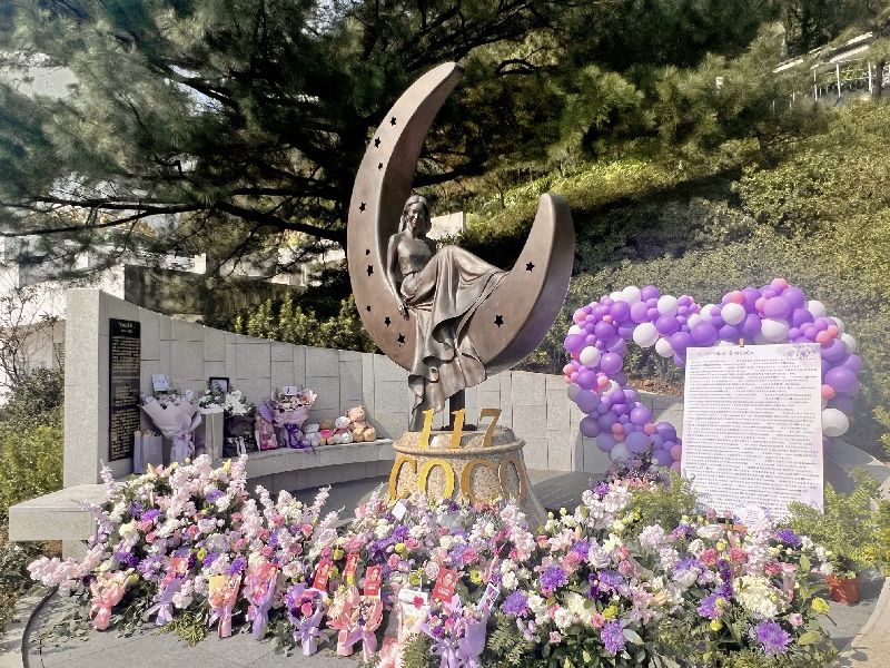 天后李玟51歲冥誕這天，也是台灣金寶山紀念雕像落成1週年，李玟台灣歌迷會17日發起「CoCo李玟1.17生日紀念布置」，在雕像前鋪展出一片花海。（圖／中央社）