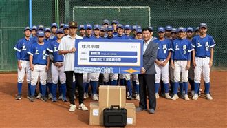 U18王牌簽約教士　蘇嵐鴻回饋母校捐球具