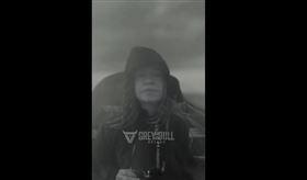 馬查多被接上了救援團隊的船，樣子看起來頗為狼狽。（圖／翻攝自X平台 @RapidReport2025）