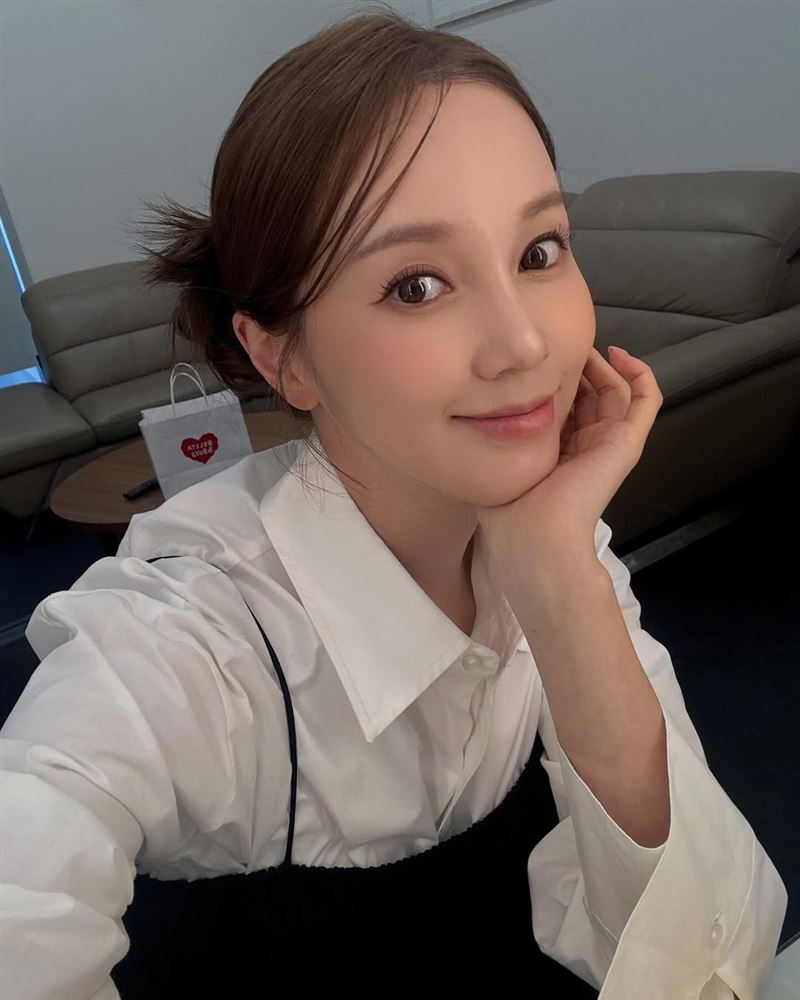 前女子團體Sugar成員Ayumi（伊藤由美）透露過去偶像練習室的環境非常惡劣。（圖／翻攝自IG @iqaymiq）