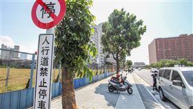 少了一條「白邊」差很大！高雄男停騎樓抗罰　二審判決撤銷關鍵曝