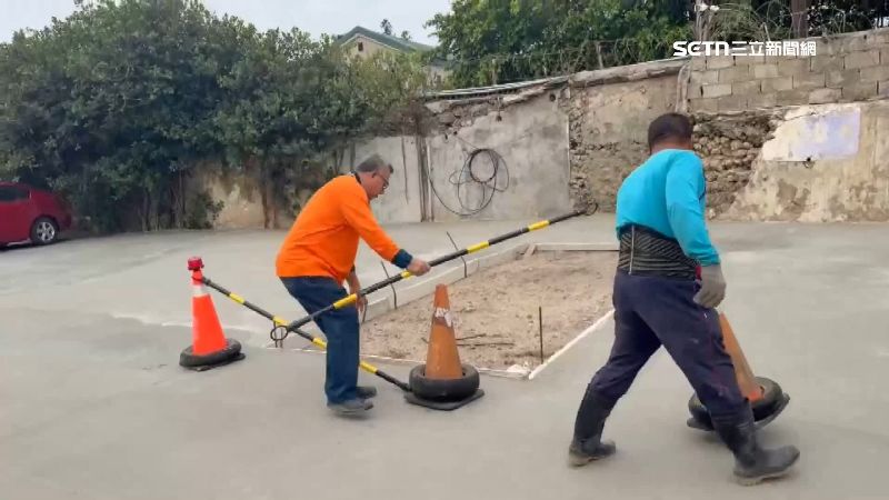 區公所將車輛周圍做保護，在不影響車輛情況下動工