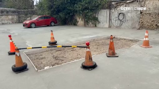 車停空地遭水泥圍城　網友笑：最強釘子戶