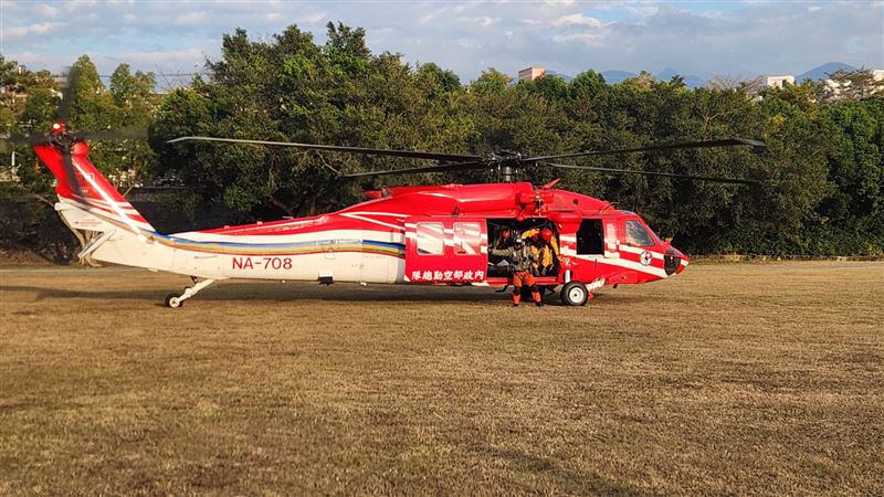 空中勤務總隊直升機將陳男遺體吊掛下山。（圖／翻攝畫面）