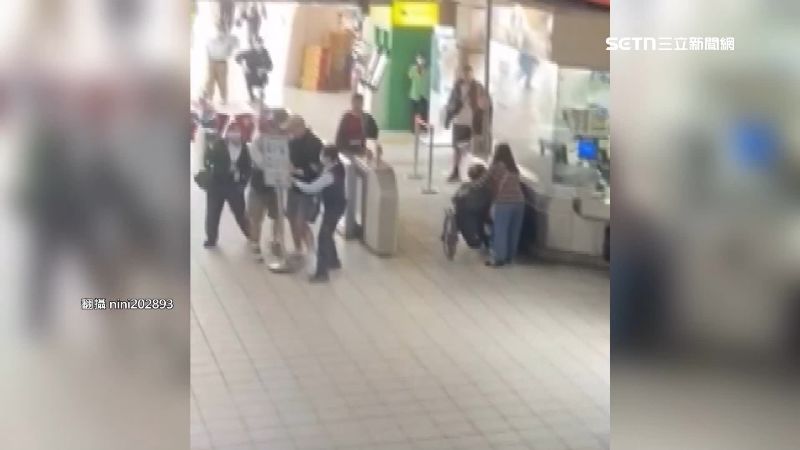 男子情緒激動推著告示牌，還舉起來作勢要攻擊人