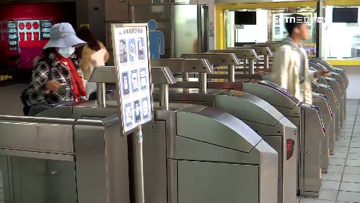 北捷乘客沒嗶卡闖閘門　拿告示牌作勢砸