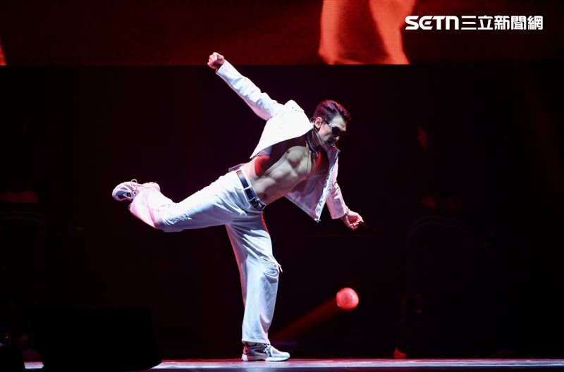 RAIN又唱又跳，六塊腹肌超搶眼。（圖／記者鄭孟晃攝影）