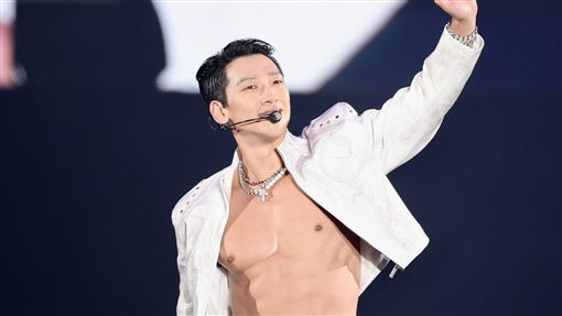 韓流天王RAIN來台脫了　裸身大秀六塊腹肌