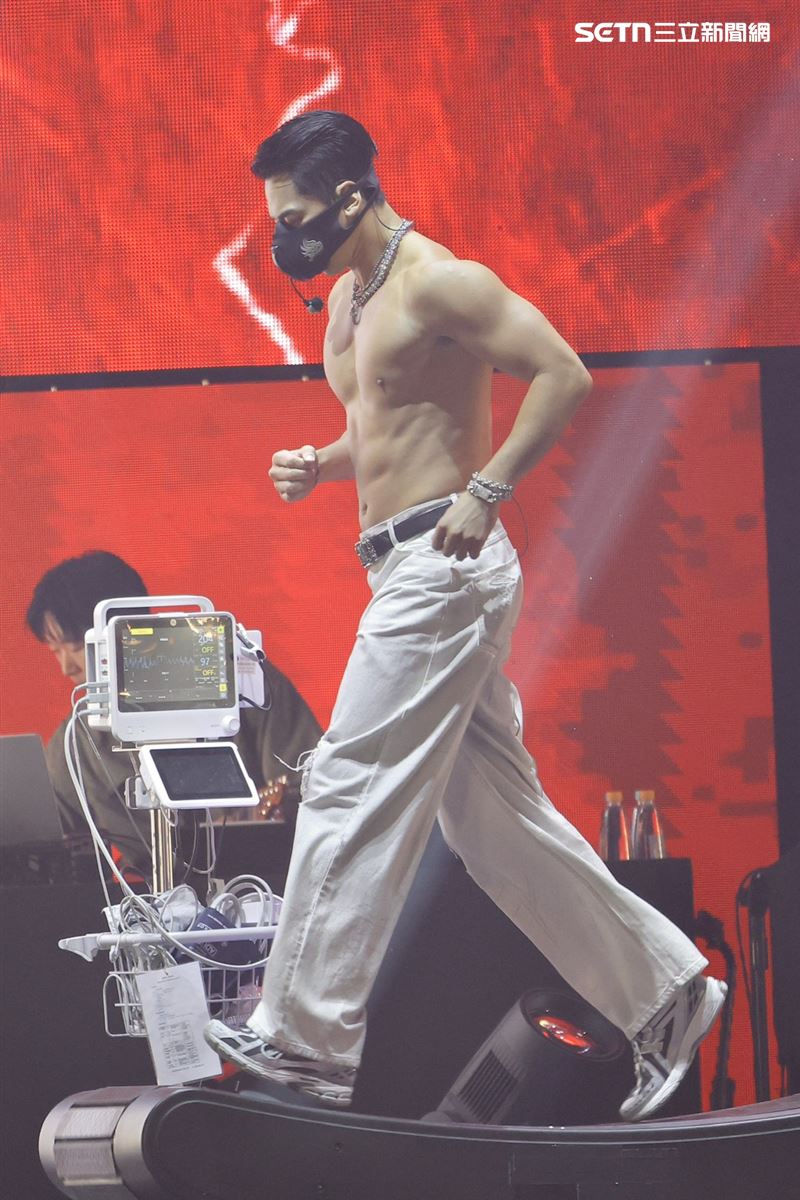 RAIN開場時以半裸姿態站上一台跑步機赫然現身。（圖／記者鄭孟晃攝影）
