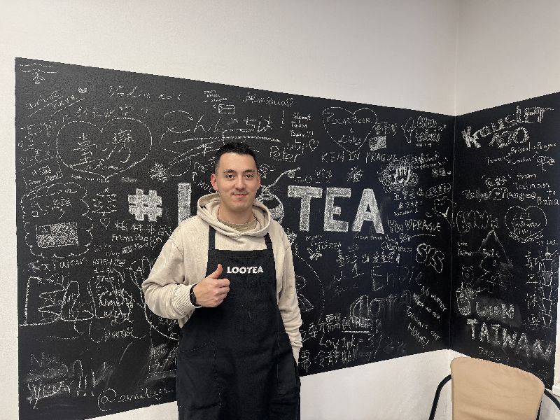 捷克手搖飲店Lootea因公開挺台立場，上個月遭中國網友負評洗版，事件曝光後，過去一個月吸引許多台灣人上門支持，如今店內黑板寫滿來自台灣的祝福。（圖／中央社）