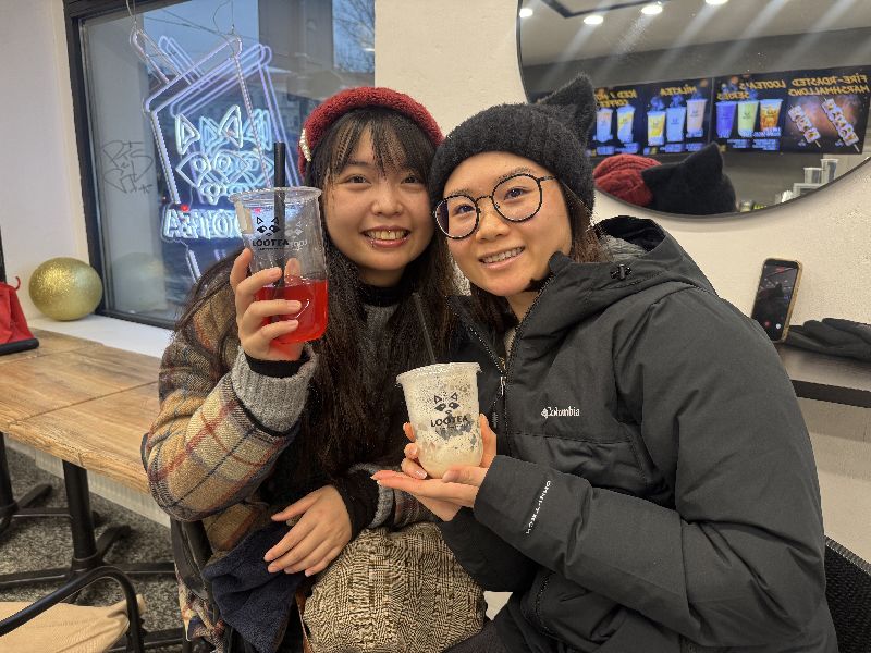 香港遊客Sunny（左）與Irene（右）表示，她們平時就喜歡喝手搖飲，注意到Lootea遭中國人留負評的事件，加上得知店家使用的原料來自台灣，便前來消費，以實際行動表達支持。（圖／中央社）