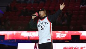 TPBL例行賽，味全龍球星拿莫．伊漾賽後獻唱《彩虹》。（圖／記者劉彥池攝影）