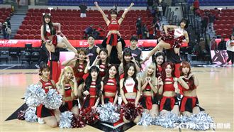 獨／小龍女跨界應援籃球　被舉起竟一直抖