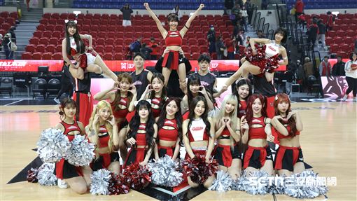 獨／小龍女跨界應援籃球　被舉起竟一直抖