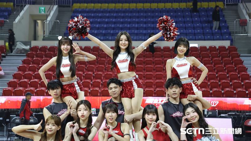 小龍女蘿拉（左起）、張晴和群群首度嘗試被男啦啦隊員舉起。（圖／記者劉彥池攝影）