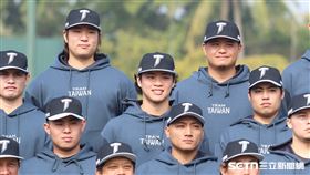 2026世界棒球經典賽台灣隊集訓，旅日球員孫易磊（二排中）。（圖／記者劉彥池攝影）