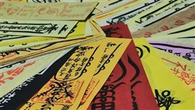 要請平安符的神佛、天兵、天將歸回原位，然後到金爐連同紙錢燒化過期或破損平安符。（圖／楊登嵙提供）
