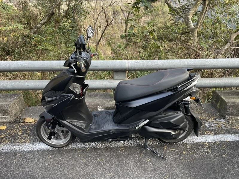 李男墜９公尺深的邊坡，被救起時僅輕微擦傷，相當命大。（圖／翻攝畫面）