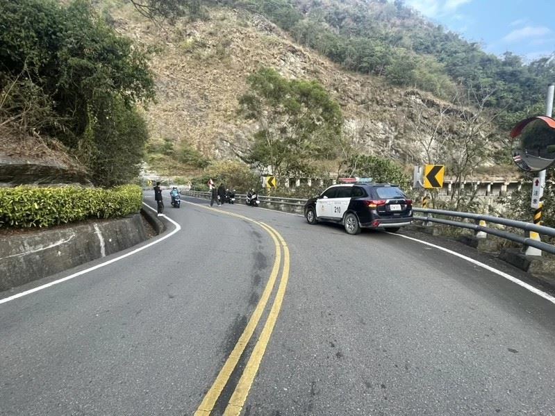 16日下午，屏東縣三地門鄉台24線30K處，一名19歲騎士自撞護欄墜落山坡，警消到場救援。（圖／翻攝畫面）