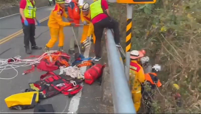 警消攀爬繩索下去邊坡尋人，小心翼翼將李男拉回馬路送醫治療。（圖／翻攝畫面）