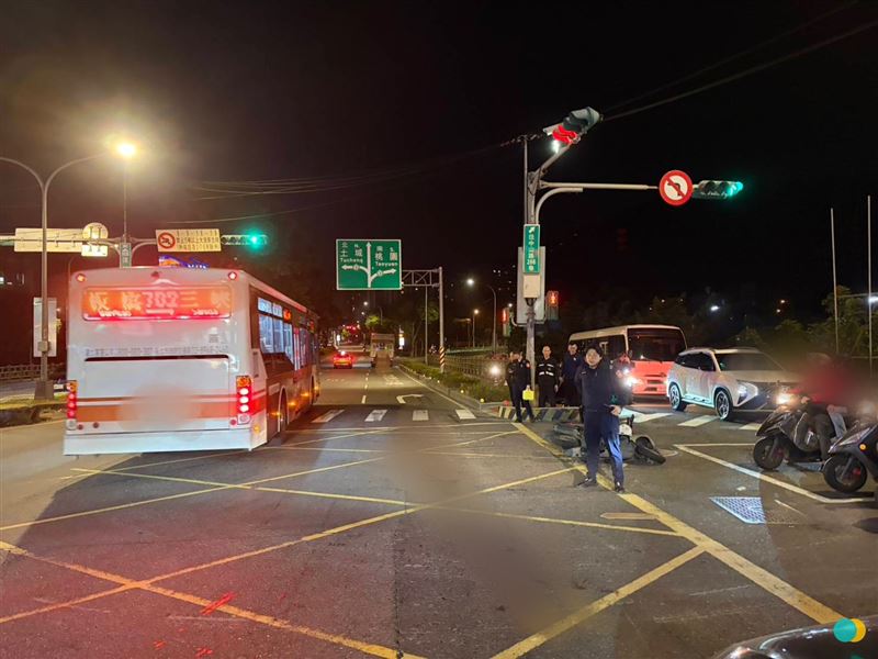 三峽死亡車禍！媽媽騎車載女兒碰撞大貨車，母死女輕傷。（圖／翻攝畫面）