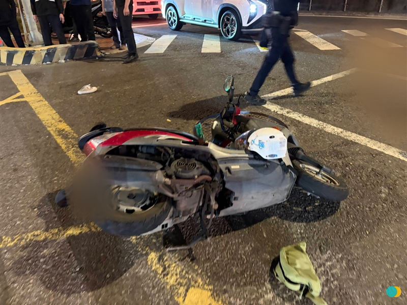 三峽死亡車禍，媽媽騎車載女兒碰撞大貨車，母死女輕傷。（圖／翻攝畫面）