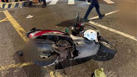 三峽死亡車禍！媽媽騎車載女兒碰撞大貨車　「母死女輕傷」天人永隔。（圖／翻攝畫面）