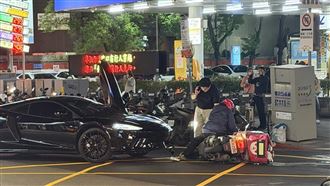 麥拉倫士林左轉加油　外送員取餐炸雞噴飛