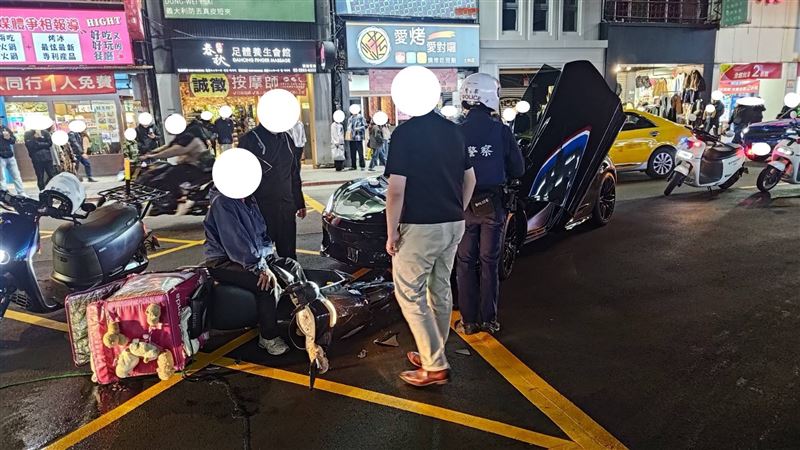 麥拉倫士林左轉加油　外送員取餐炸雞噴飛