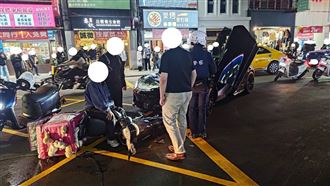 麥拉倫士林左轉加油　外送員取餐炸雞噴飛