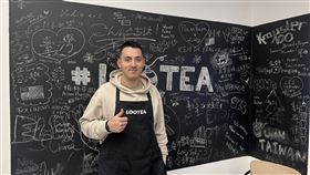 捷克手搖飲店黑板寫滿來自台灣的祝福捷克手搖飲店Lootea因公開挺台立場，上個月遭中國網友負評洗版，引起大量台灣網友聲援店家。此事在媒體曝光後，過去一個月吸引許多台灣人上門支持，如今店內黑板寫滿來自台灣的祝福。Lootea飲料店創辦人Patrik說：「看到這些，我們也很開心。」中央社記者劉郁葶布拉格攝 115年1月17日