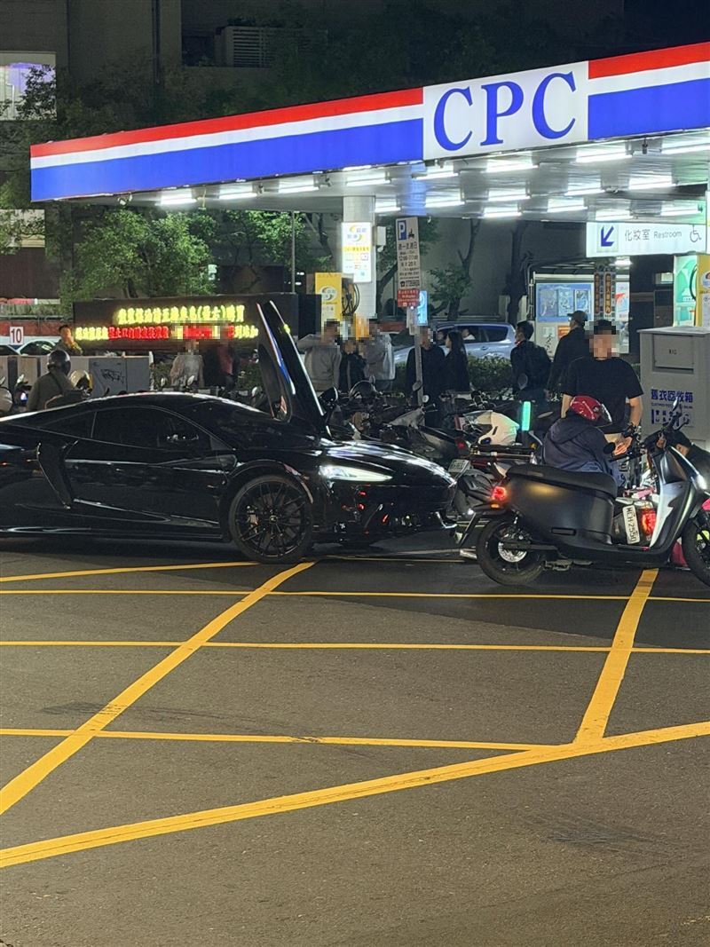 目擊網友表示，「碰的一聲嚇我一跳，只知道經過的人都說這台車很貴。」（圖／翻攝自Threads @yayan__0707）