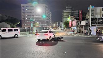 紅燈直衝！高雄騎士左轉車擊落斷腿