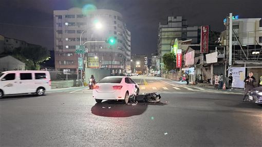 紅燈直衝！高雄騎士左轉車擊落斷腿