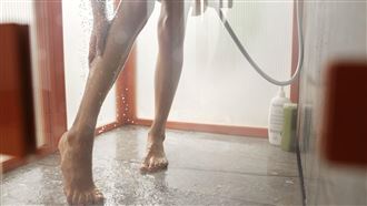 妻翻老公手機見裸女洗澡片　比對竟是嫂嫂