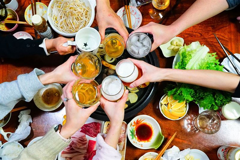 一名30歲女患者三酸甘油酯過高卻擅自停藥，在聚餐吃完油膩大餐後，因急性胰臟炎而喪命。（示意圖，photoAC）