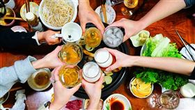 一名30歲女患者三酸甘油酯過高卻擅自停藥，在聚餐吃完油膩大餐後，因急性胰臟炎而喪命。（示意圖，photoAC）